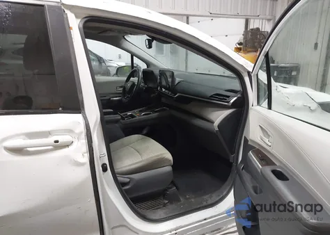 2021 Toyota Sienna Le z USA, uszkodzony, nr VIN 5TDBSKFCXMS035101